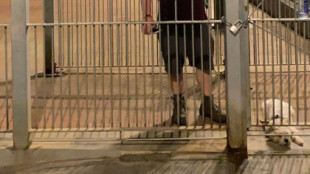 Operarios del departamento de parques de Barcelona dejan a un hombre y su perro encerrados dos horas en un pipican