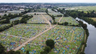 Cerca de 3.000 tiendas y sacos abandonados en el Festival de Reading irán a los refugiados [CAT]