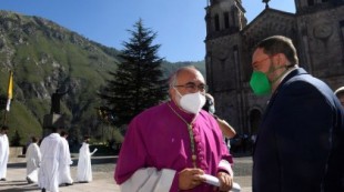 «Ir a misa con el arzobispo de Asturias es como ir a un mitin de Abascal»