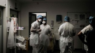 Suspendidos de empleo y sueldo 420 sanitarios en Italia por no vacunarse contra la COVID