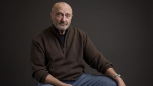 Phil Collins confiesa que apenas puede sostener las baquetas de la batería