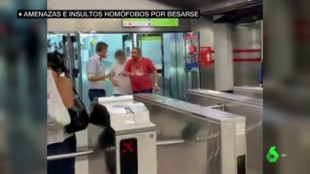 Insultos homófobos a una pareja al darse un beso de despedida en el metro de Madrid: "Tendría que daros vergüenza"