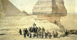 La curiosa historia detrás de la foto de un grupo de samuráis en Egipto hace 150 años