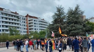 Tensión en Mondragón en la contramanifestación liderada por Vox