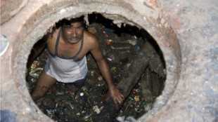 Los héroes anónimos del saneamiento indio luchan por su dignidad