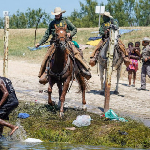 Imágenes de agentes de la patrulla fronteriza a caballo azotando a los inmigrantes haitianos mientras cruzan el Río Grande
