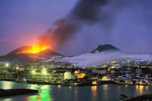 Eldfell, la erupción volcánica en la que los lugareños enfriaron y detuvieron el avance de la lava con agua de mar