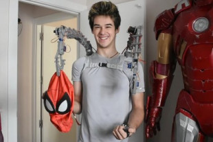 Este joven español autodidacta se ha fabricado unos brazos mecánicos como el Dr. Octopus y una réplica de la armadura de Iron Man con comandos de voz