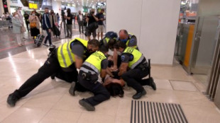 Agresión de un agente de seguridad a una mujer en la estación de Sants Barcelona (CAT)