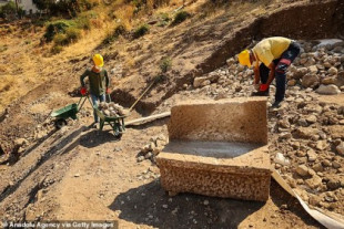 Excavan el anfiteatro de la antigua Pérgamo (Turquía) y hallan 'palcos' privados para la élite con nombres grabados en ellos
