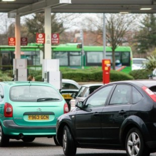 Una veintena de conductores persigue a una mezcladora de cemento pensando que transporta gasolina en medio de la crisis de combustible en Reino Unido