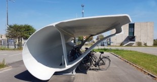 Dinamarca usa aspas de turbinas viejas como estacionamiento para bicis