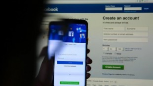 Un usuario crea una extensión para reducir la adicción a Facebook con un clic y la red responde bloqueando sus cuentas
