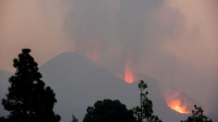 El cono del volcán de La Palma se derrumba en su cara norte y emite coladas en varias direcciones