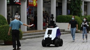 Nuevos robots que patrullan contra 'comportamiento antisocial' causan malestar en las calles de Singapur [ING]