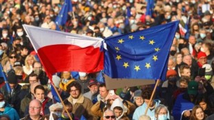 Miles de polacos salen a la calle para defender que Polonia es europea