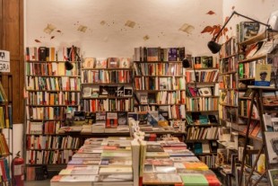 Un ladrón con gabardina y miles de euros en hurtos: el hombre que saca de quicio a las librerías de Barcelona