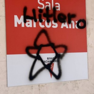 Vandalizan con pintadas nazis el centro cultural de Madrid que acogió la 'Universidad de otoño' de Podemos