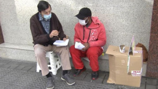 Un profesor jubilado da clases gratis en plena calle a un indigente para “sacarse la ESO” en Bilbao