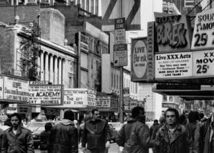 Los sórdidos carteles de Times Square en los años 70 y 80: Clubs, sex shops y cines porno