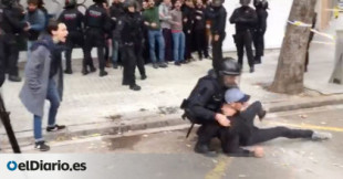 Un vídeo desmiente a un mosso que acusaba a un manifestante de agredirle en un desalojo