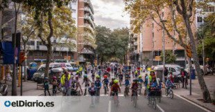 A bordo del "bicibús": cientos de alumnos desafían a los coches para ir a clase pedaleando