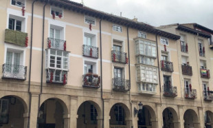 Logroño: ‘Todo al rojo’, una apuesta vecinal llena ventanas y balcones de pimientos rojos para recuperar la Plaza del Mercado