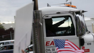 Oferta para camioneros en Estados Unidos: 90.000 euros anuales y dormir más a menudo en casa [CAT]