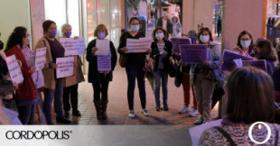 Un grupo de feministas planta cara a los antiabortistas en Córdoba entonando un rezo laico
