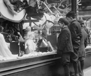 Fotos antiguas muestran las caóticas compras navideñas en la ciudad de Nueva York, 1910 [ENG]