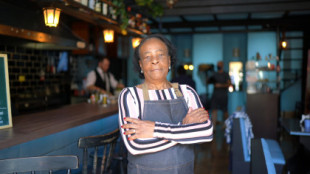 Tras veinte años trabajando en un restaurante, una camarera se arma de valor y pregunta por el sueldo