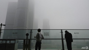 Pekín cierra carreteras y parques infantiles a causa de una intensa niebla tóxica por contaminación de carbón [ENG]