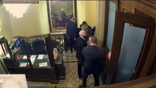 Fotos secretas muestran a Mike Pence en un búnker durante disturbios en el Capitolio