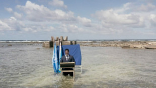 El ministro de asuntos exteriores de Tuvalu dando un discurso sobre «la realidad del cambio climático» con el agua hasta las rodillas