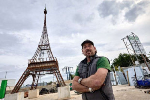 Un chatarrero levanta una Torre Eiffel de 15 metros en Dénia