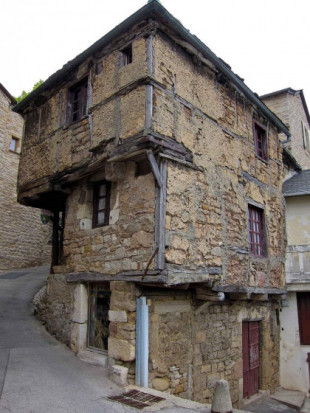 La casa más antigua de Francia tiene 700 años. La planta baja es un poco más pequeña que la de arriba porque en esa época solo pagabas impuestos sobre terrenos ocupados (Inglés)