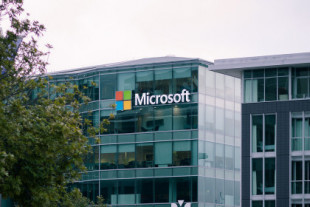 30 compañías demandan a Microsoft en la Unión Europea por integrar en Windows 10 y 11 servicios como OneDrive o Teams