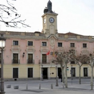 Alcalá de Henares se ríe del emérito y Vox estalla