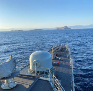 Dos buques de la Armada efectúan operaciones en Melilla coincidiendo con la crisis con las piscifactorías marroquíes