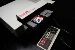 El día que Brasil troleó a Nintendo con la jugada más épica de la historia: copió la NES, la patentó, y la gran N no pudo hacer nada