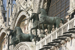 La historia de los caballos de la basílica de San Marcos de Venecia, la única cuadriga de bronce que queda de la Antigüedad