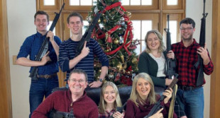 Congresista de EE.UU. publica foto familiar de Navidad con armas de fuego, días después de tiroteo en escuela