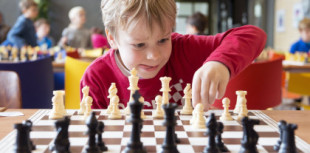 ¿A quién favorece la enseñanza de ajedrez en la escuela?