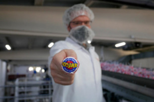 Así se gestó el mítico Kojak: el caramelo relleno de chicle de los años 70, sabor cereza, que se sigue vendiendo a espuertas