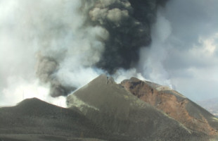 “Repentina” y “sobrecogedora” reactivación del volcán con fuertes explosiones