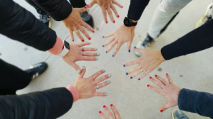 Profesores de un colegio de Huelva acuden a clase con uñas pintadas y faldas en apoyo a una niña trans acosada