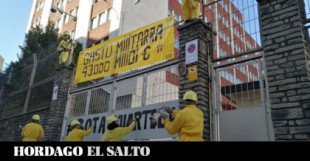 Retienen e identifican a un grupo de antimilitaristas por intentar demoler el cuartel militar de Bilbao a mazazos