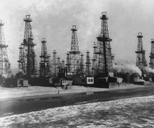 Fotos de cuando las torres de perforación de petróleo se cernían sobre las playas de California, 1910-1955 [ENG]