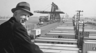 Malcolm McLean, el visionario que inventó los contenedores para barcos (e hizo explotar el comercio y la globalización)