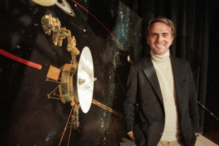 Sasha Sagan, en el 25 aniversario de la muerte de Carl Sagan: "Mi padre no creía en la vida más allá de la muerte, pero parece que sigue entre nosotros"